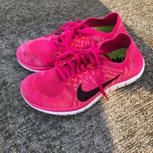 Nike free run flyknit tennis shoes!!